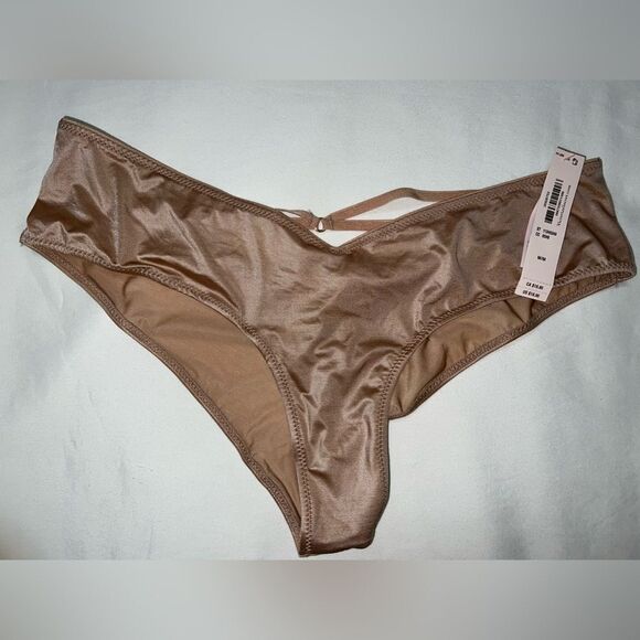 NWT- VICTORIA'S SECRET VERY SEXY
Strappy Back High-Leg Cheeky Panty- size MED - Picture 4 of 5